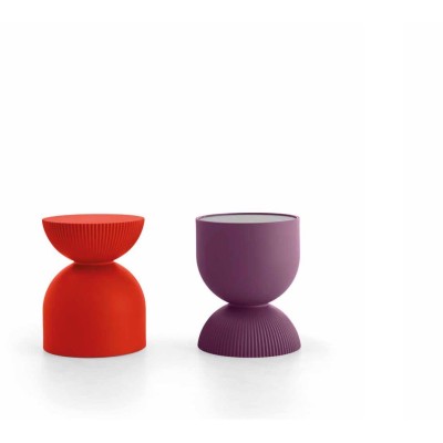 Sgabello Illo colore on demand Corallo (CRL) e tavolino Illo con piano in HPL colore Antracite (ANT)
