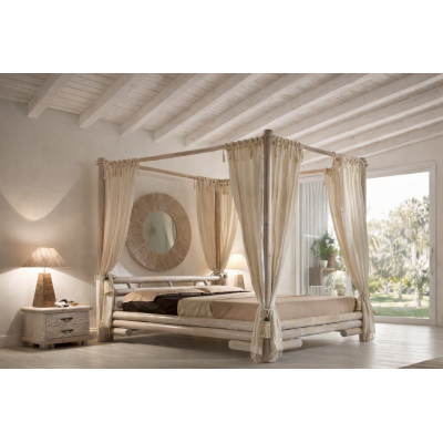 Letto baldacchino Tabanan decapato bianco -ambientazione in una casa con travature in legno