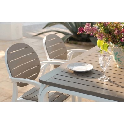 composizione con tavolo Alloro e sedie con braccioli Palma colore bianco tortora - particolare