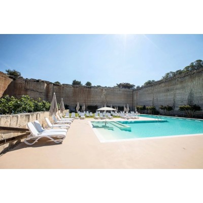 ambientazione con lettini Omega con telaio bianco e tessuto bianco