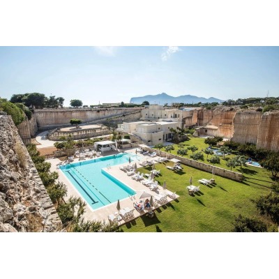 ambientazione con lettini Omega con telaio bianco e tessuto bianco