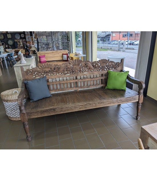 panca August esposta in mostra