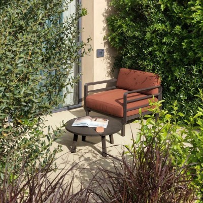 Maximo poltrona telaio colore Terra con tessuto Cannella Sunbrella con Maximo Tavolino 60 Mini