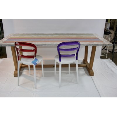 tavolo Bredford in tek riciclato con sedie in resina colorata